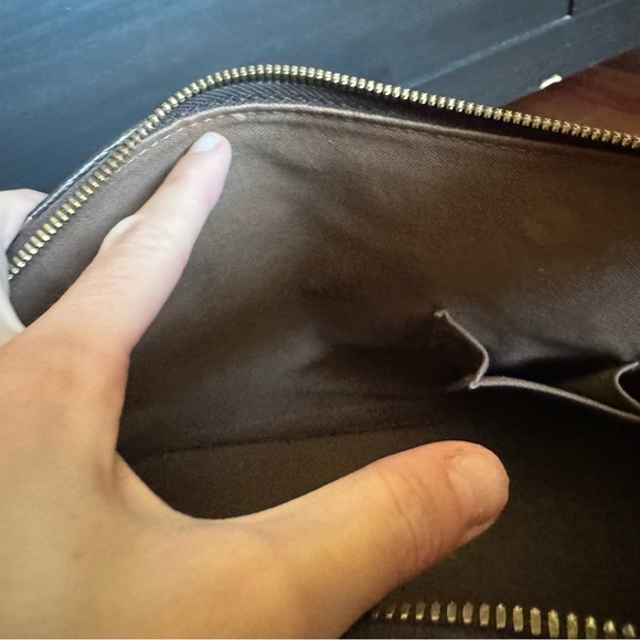 Absolutely gorgeous and classy Louis Vuitton Alma bag. - Picture 7 of 7